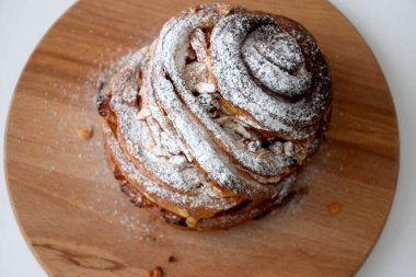 Kraffin Paskalya pastası pudra şekerli, kuru üzümlü, kayısılı ve tahtadan kesilmiş fındıklı.