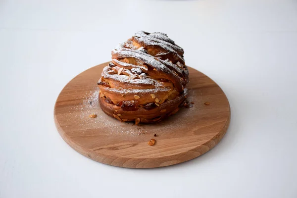 Kraffin Paskalya pastası pudra şekerli, kuru üzümlü, kayısılı ve tahtadan kesilmiş fındıklı.