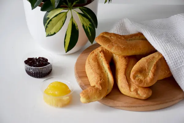 Bollos Horneados Calientes Bajo Una Toalla Cocina Blanca Una Tabla — Foto de Stock