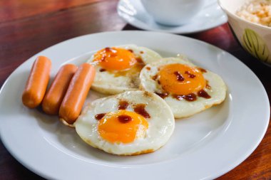 Kahvaltı ahşap masa üstünde ateş yumurta
