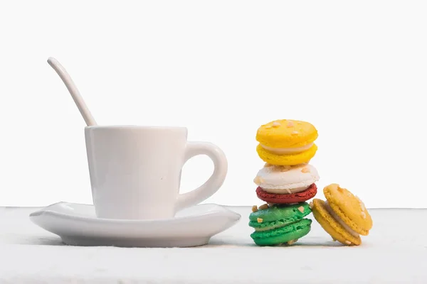 Macarrones franceses coloridos con taza de café sobre fondo aislado — Foto de Stock