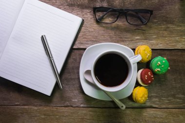 acıbadem kurabiyesi fincan kahve ve gözlük ile rustik ahşap üstünde defter