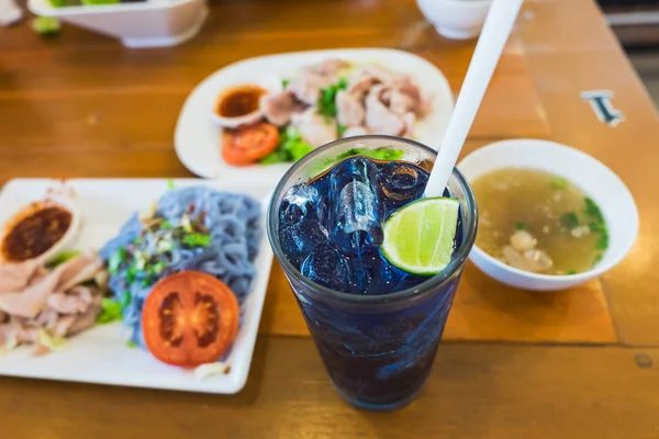 Pourpre bleu boisson à base de plantes de couleur sur la table de repas — Photo