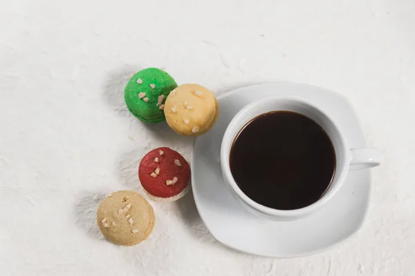 Macarrones con taza de café — Foto de Stock