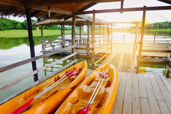 Two kayaks park at river — Stock Photo, Image