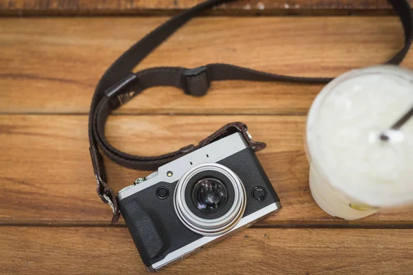 Vintage-Kamera mit Eiskaffee auf Holztisch — Stockfoto