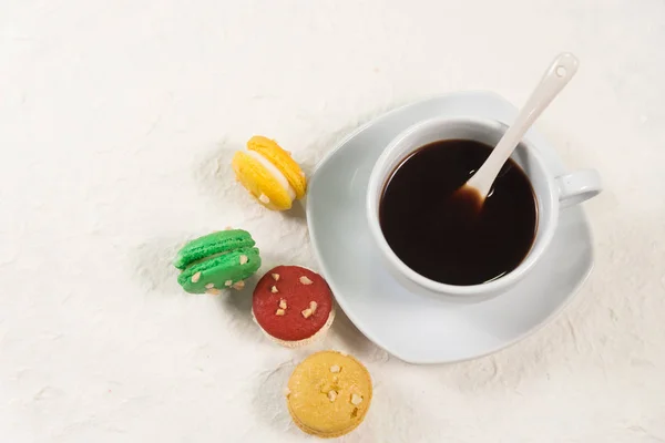 Macarrones franceses coloridos con taza de café — Foto de Stock