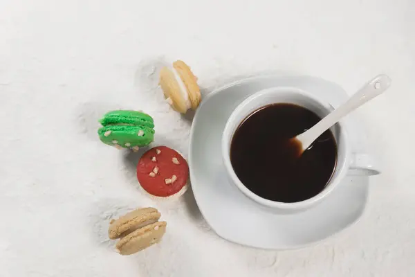 Macarrones franceses coloridos con taza de café — Foto de Stock