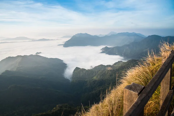 Madeira nevoeiro chão e nuvem montanha vale paisagem fundo Textura — Fotografia de Stock