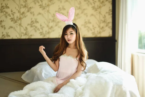 Gadis Jepang seksi cosplay kelinci merah muda — Stok Foto