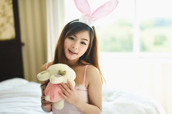 Japanisch sexy mädchen cosplay kaninchen pink — Stockfoto