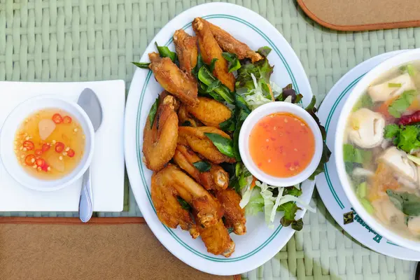 Alimentos tailandeses sobre la mesa — Foto de Stock