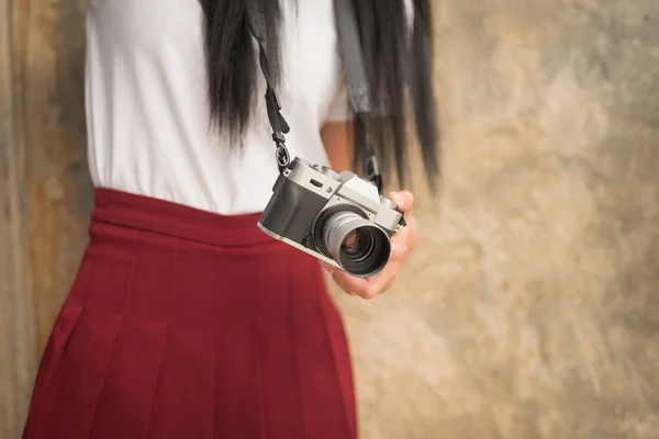 Mädchen mit Vintage-Kamera in den Händen — Stockfoto