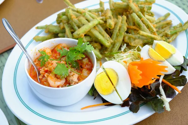 Alimentos tailandeses sobre la mesa — Foto de Stock