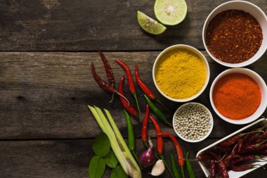 malzemelerin koyu arka plan üzerine baharatlarla. Asya yemek, pişirme 