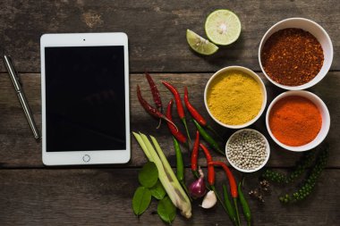 malzemelerin koyu arka plan üzerine baharatlarla. Asya yemek, pişirme 