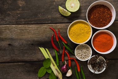 malzemelerin koyu arka plan üzerine baharatlarla. Asya yemek, pişirme 