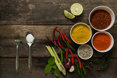 malzemelerin koyu arka plan üzerine baharatlarla. Asya yemek, pişirme 