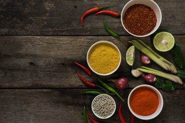 malzemelerin koyu arka plan üzerine baharatlarla. Asya yemek, pişirme 