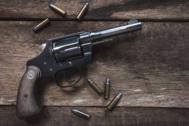 Silah ve mühimmat ahşap masa üzerinde. Üstten Görünüm