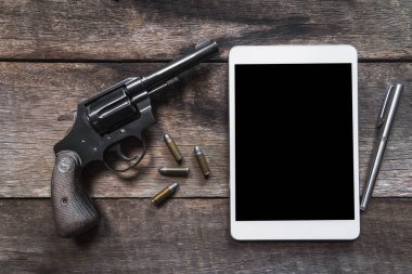 Silah ve mühimmat ve ahşap masa boş ipad. Üstten Görünüm