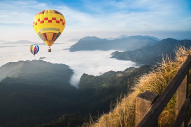 sis ve bulut dağ Vadisi üzerinden balon 