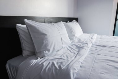 Yatakta beyaz yastıklar Yatakta rahat yumuşak yastıklar