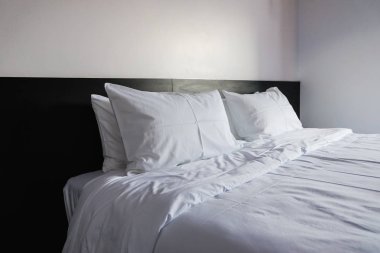 Yatakta beyaz yastıklar Yatakta rahat yumuşak yastıklar