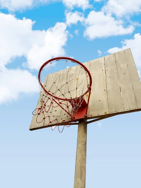 Obręcz do koszykówki na tle niebieskiego nieba na białym tle — Zdjęcie stockowe