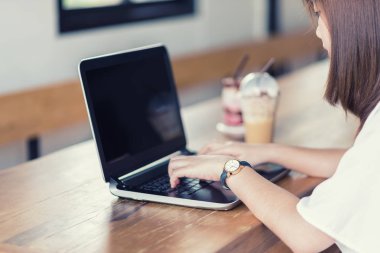 Masanın üstünde onu laptop kullanan genç kadın