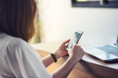 onun cep masaya kullanan genç kadın