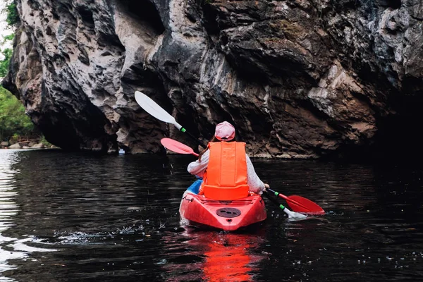 Vacaciones de verano - Vista trasera del viajero kayak en el río — Foto de Stock