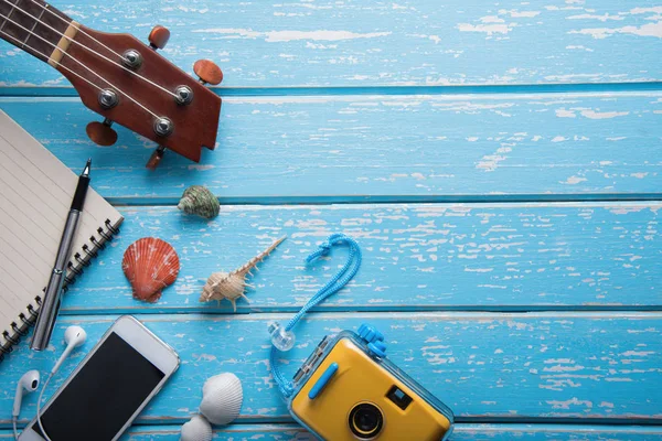 Concepto de viaje de vacaciones de verano sobre fondo de mesa de madera — Foto de Stock