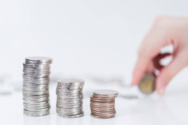 Beyaz arka plan üzerinde para koyarak el para tasarrufu