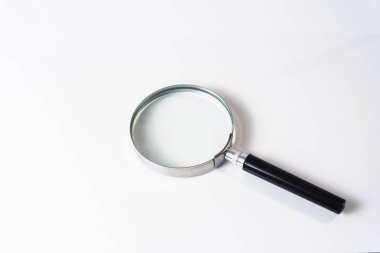 Büyüteç ile yumuşak gölge beyaz izole