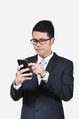 telefonda e-postaları kontrol işadamı