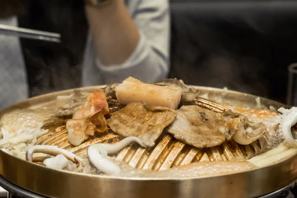 Rebanada de carne cruda para barbacoa o yakiniku de estilo japonés —  Fotos de Stock