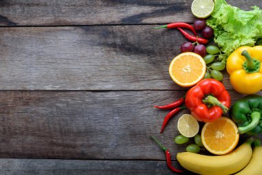 taze sebze ve meyve fitness ahşap backgro akşam yemeği için