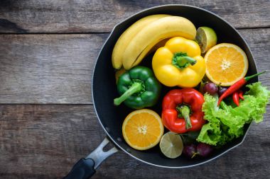 taze sebze ve meyve fitness ahşap backgro akşam yemeği için