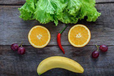 Sebze üzgün yüz. Ahşap masa üzerinde taze organik sebze. Hedef