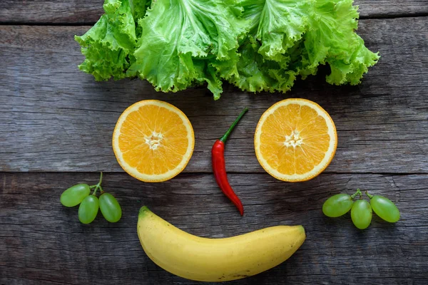 Sebze yüzü gülüyor. Ahşap masa üzerinde taze organik sebze