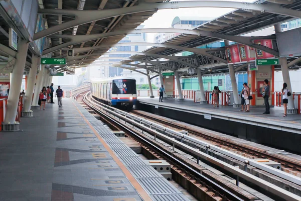 Bangkok - Ekim 30: Gezginler kurulu bir Bts Skytrain şehir cent