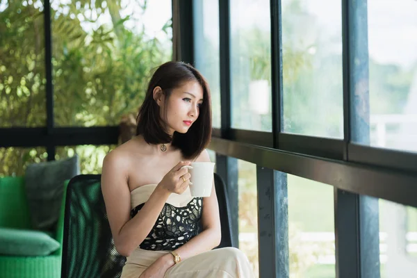 Retrato ásia mulheres bonitas no café — Fotografia de Stock