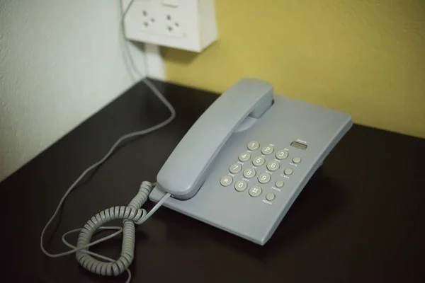 Вінтажні телефони - сірий ретро телефон на дерев'яному столі — стокове фото