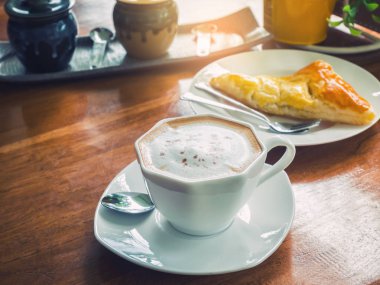 ahşap masa üzerinde tavuklu böreği ile kahve