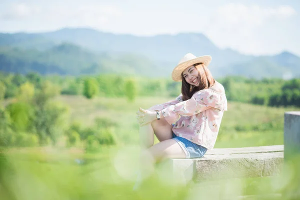 Девушка сидит на балконе с чайной фермой фон — стоковое фото