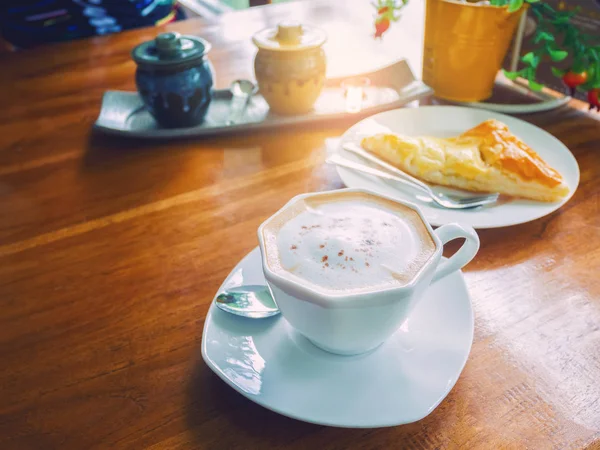 Café com torta de frango na mesa de madeira — Fotografia de Stock