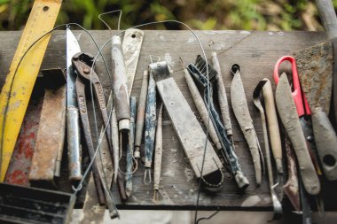 Kirli Craft ahşap masa üstünde alet heykel ayarla