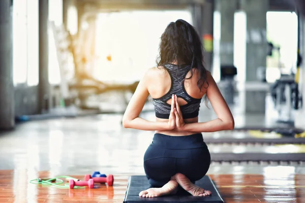 Genç Asya kız ne yoga kapalı