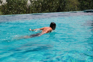 genç adam Açık Yüzme Havuzu